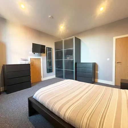 1 Bed Close To Arena Sleeps Up To 4 People F1 リーズ
