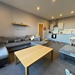 1 Bed Close To Arena Sleeps Up To 4 People F1